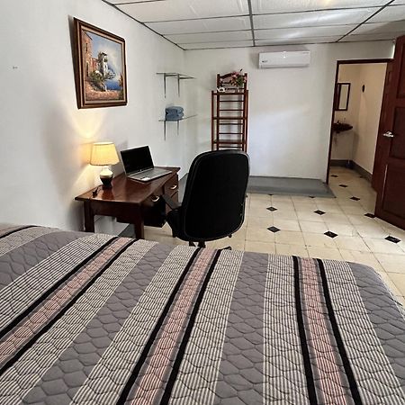El Callejon Guest House Леон Экстерьер фото