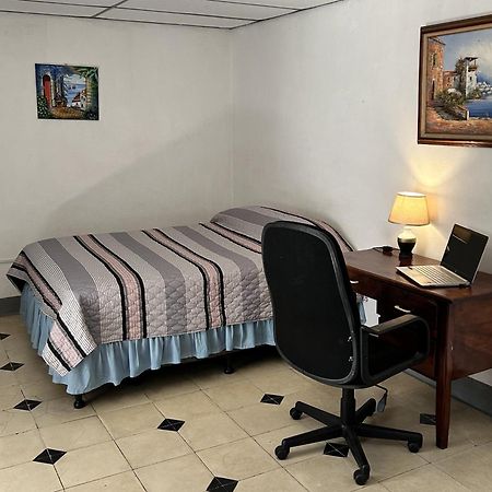 El Callejon Guest House Леон Экстерьер фото