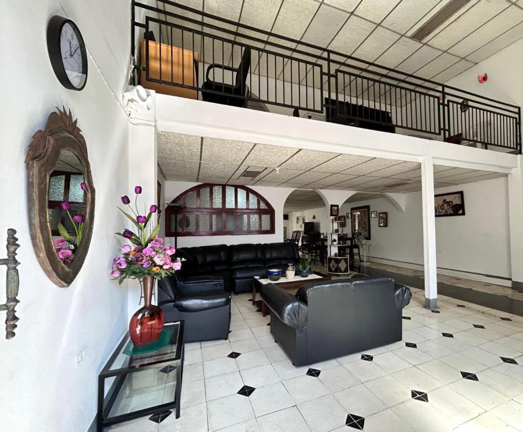 El Callejon Guest House Леон Экстерьер фото