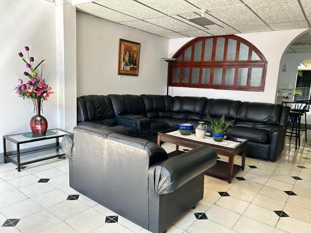 El Callejon Guest House Леон Экстерьер фото