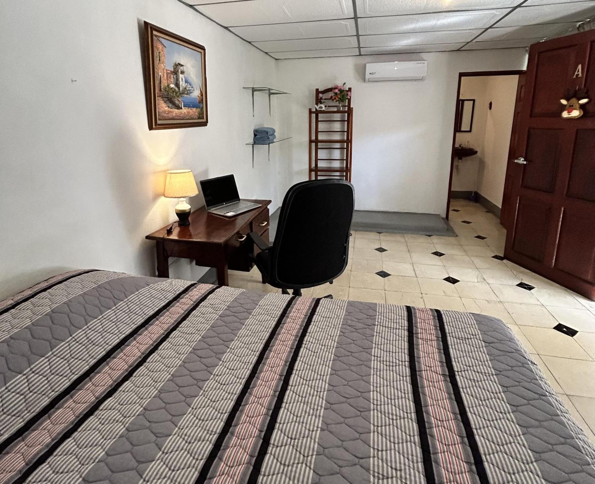 El Callejon Guest House Леон Экстерьер фото