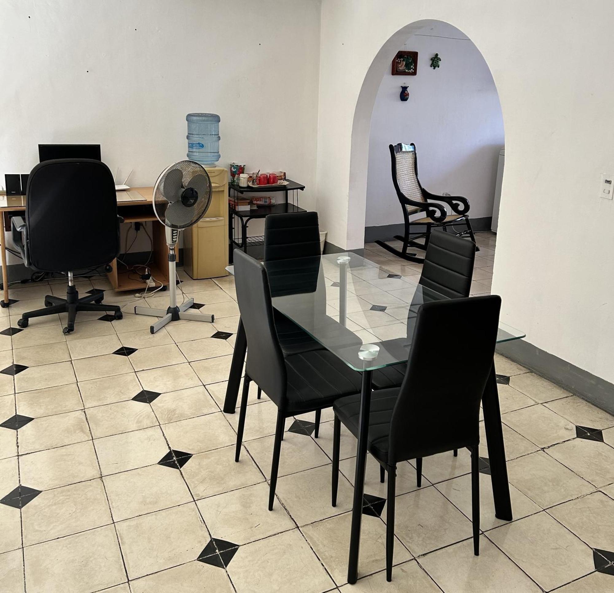 El Callejon Guest House Леон Экстерьер фото