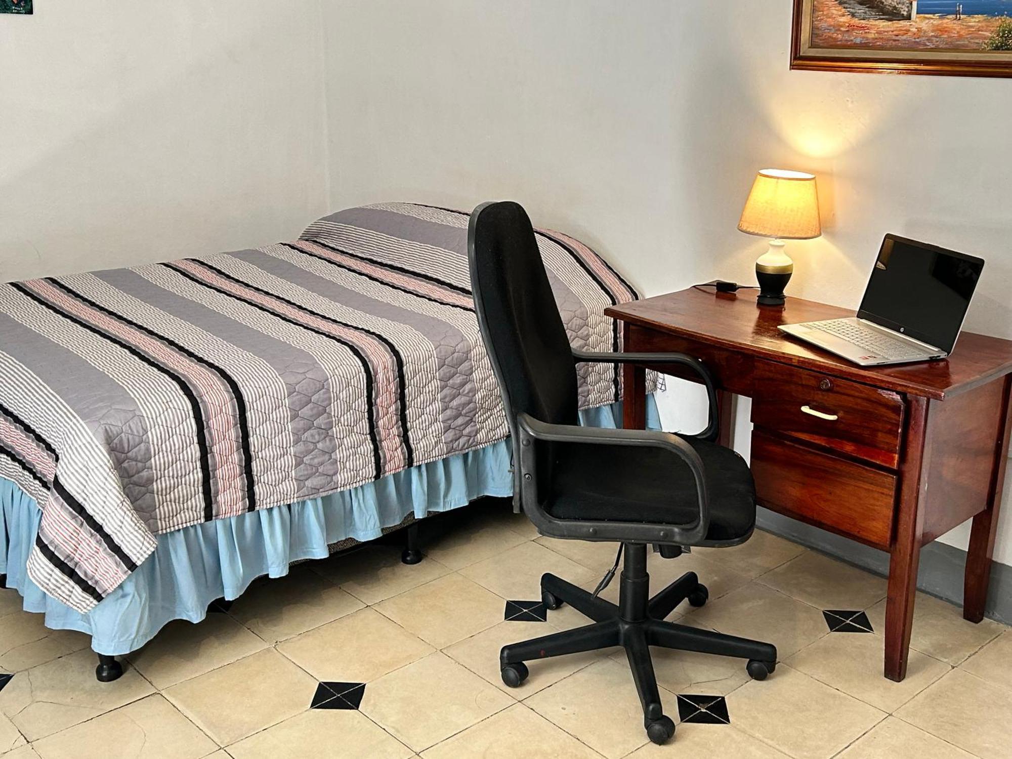 El Callejon Guest House Леон Экстерьер фото
