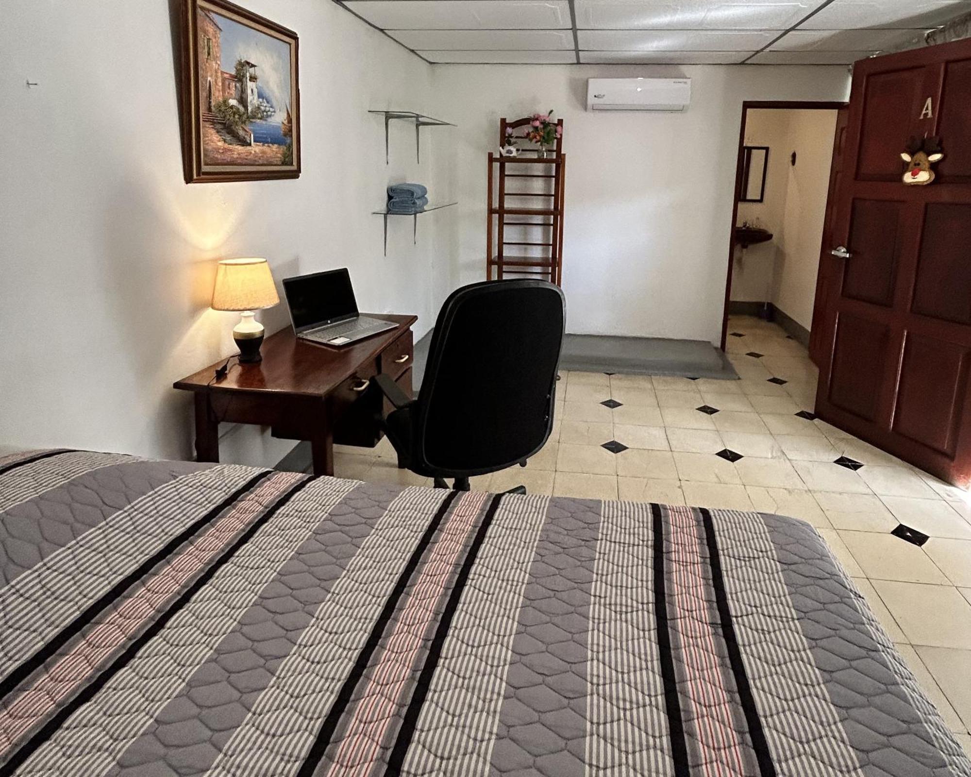 El Callejon Guest House Леон Экстерьер фото